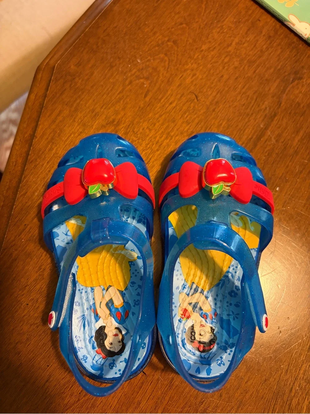 Snow White Crocs Sandals Toddler 7